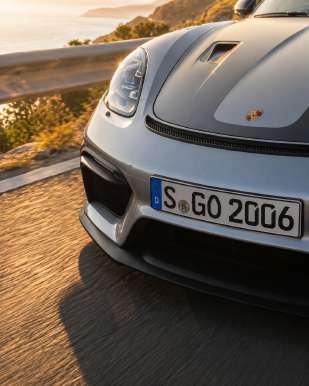Affiche Porsche 718 Spyder RS — Zoom : Face avant + phare led + écusson porsche