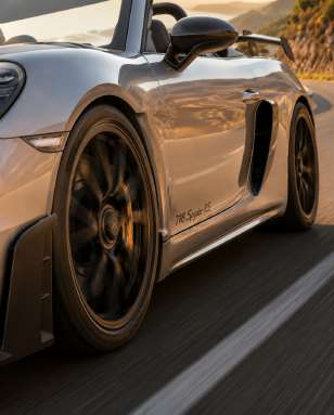 Affiche Porsche 718 Spyder RS — Zoom : Roue noire rs + frein céramique + signature 718 spyder rs