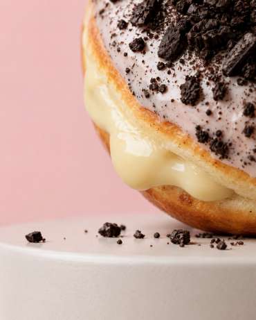 Assortiment de donuts gourmands — Zoom : Crème vanille coulante & oreo crumble