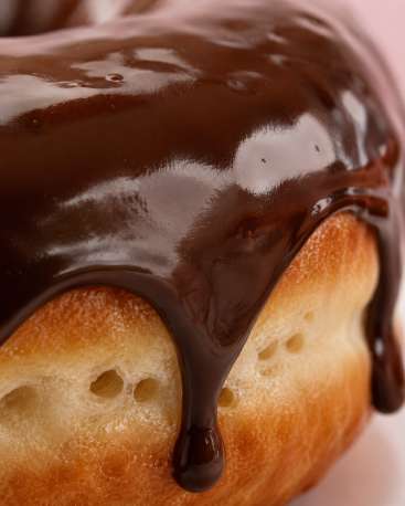 Assortiment de donuts gourmands — Zoom : Dark belgian chocolate glaze drip