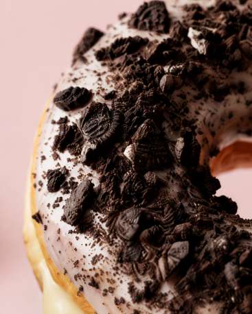 Assortiment de donuts gourmands — Zoom : Oreo topping texture explosion