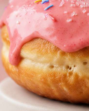 Assortiment de donuts gourmands — Zoom : Strawberry glaze drip & dough texture