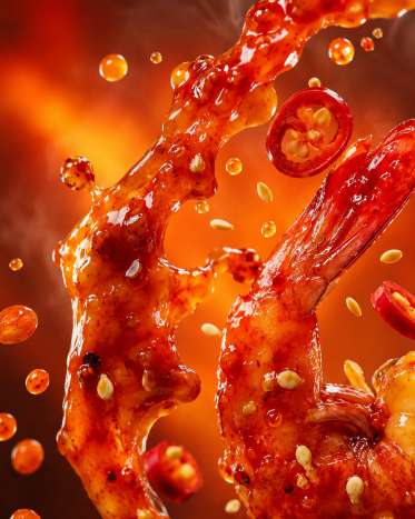 Crevettes épicées en suspension — Zoom : Splash de sauce épicée