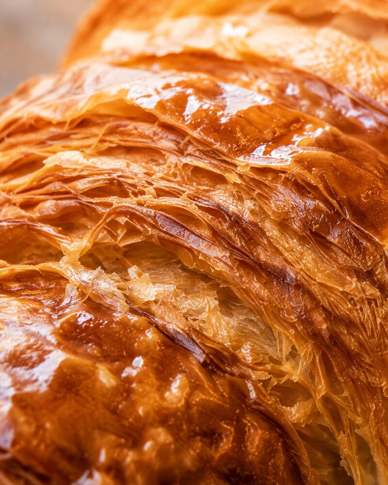 Croissant — Zoom : Croute brillante couches feuilletees