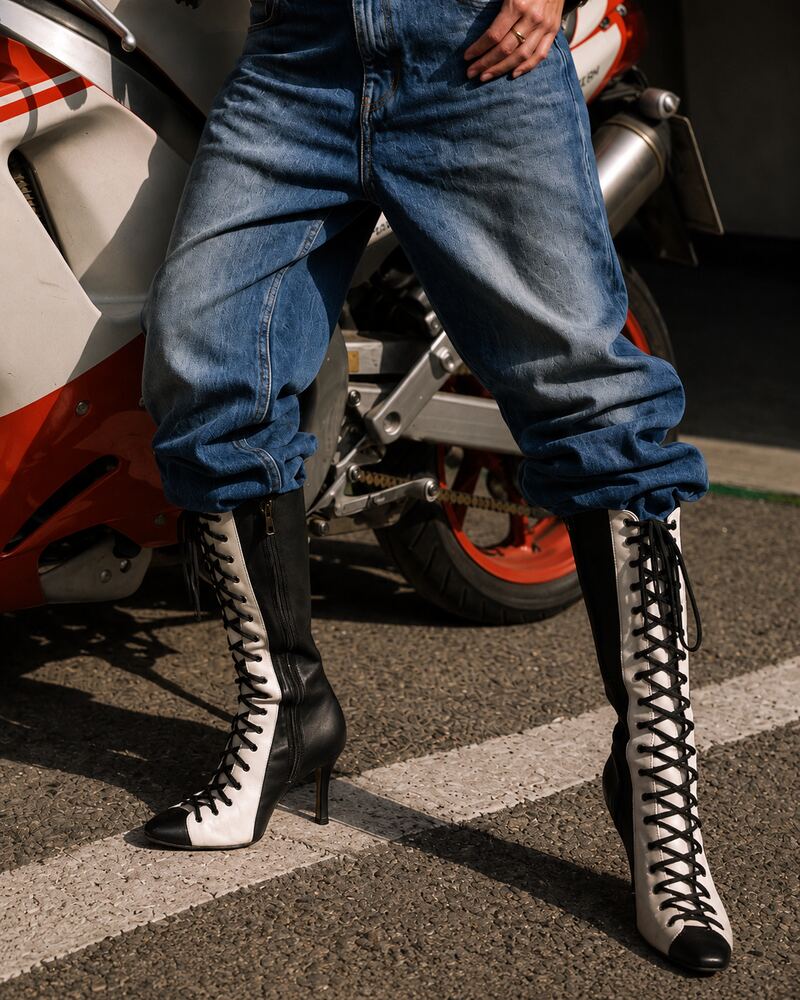 Femme avec la moto — Zoom : Bottes lacees jean oversize moto