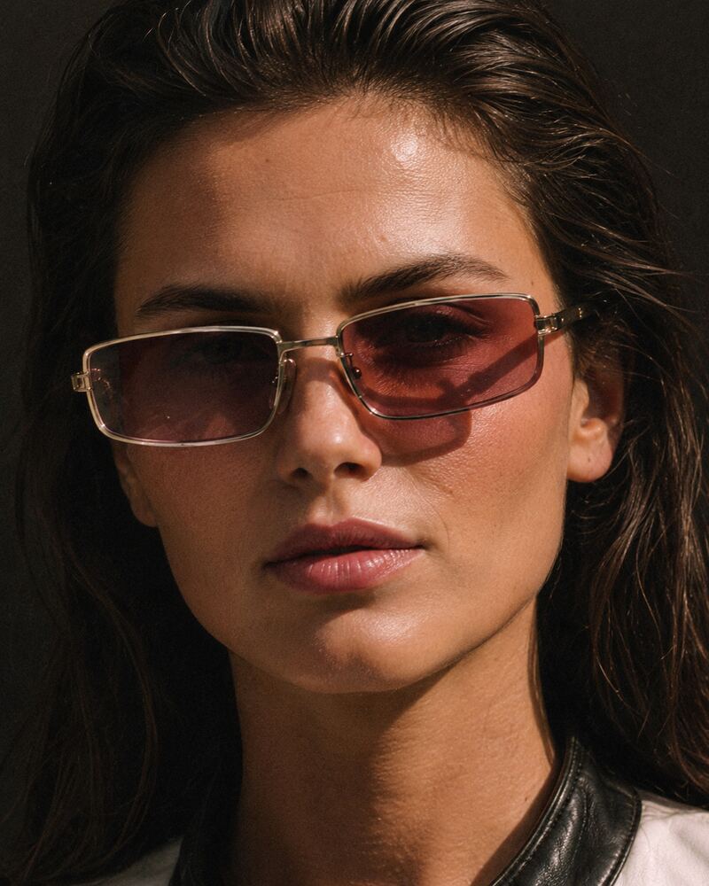 Femme avec la moto — Zoom : Visage lunettes roses lumiere chaude