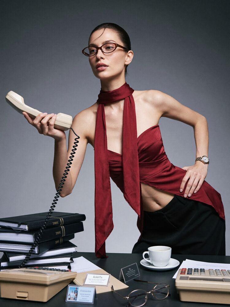 Femme avec téléphone dans la main — La base