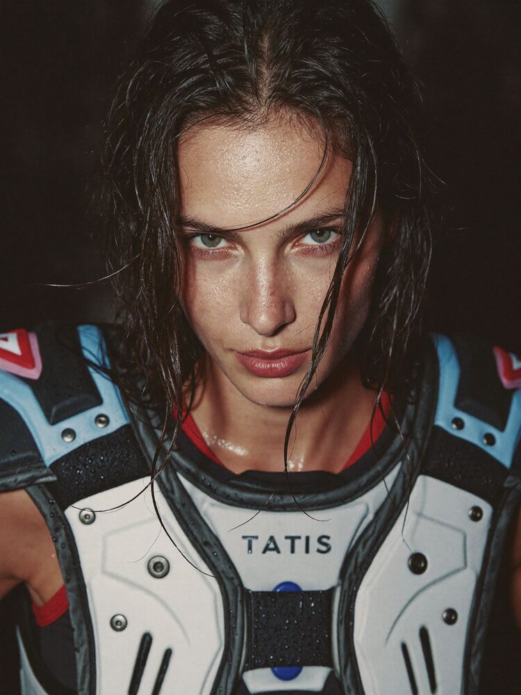 Femme cheveux court tenue Tatis — La base