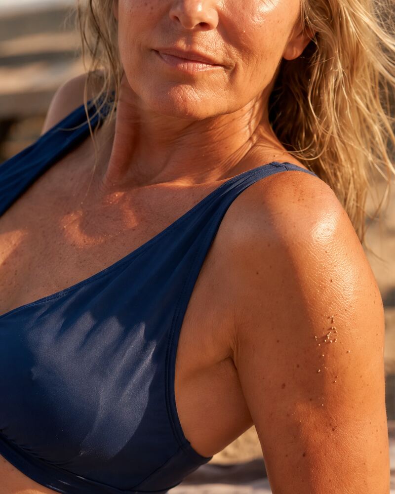Femme qui bronze agé de 45 à 55ans — Zoom : Haut du corps epaule