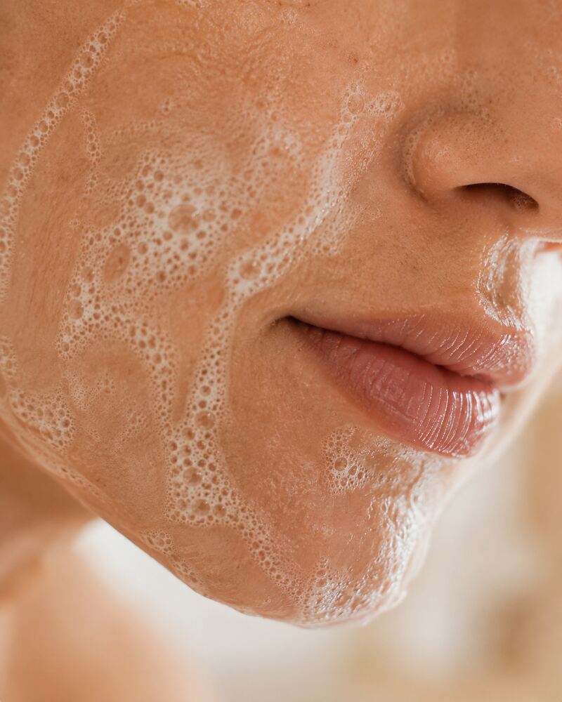 Femme qui se lave le visage — Zoom : Bouche joue mousse nettoyan