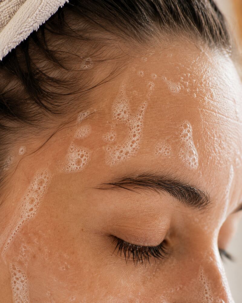 Femme qui se lave le visage — Zoom : Front il ferme serviette