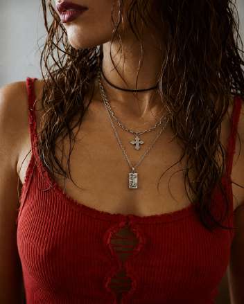 Portrait lifestyle féminin — Zoom : Colliers + clavicule + top rouge