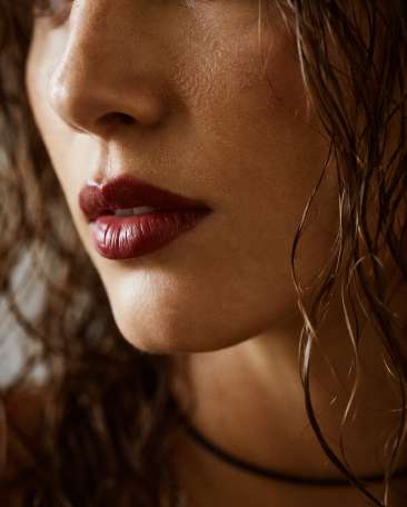 Portrait lifestyle féminin — Zoom : Lèvres rouges + peau humide