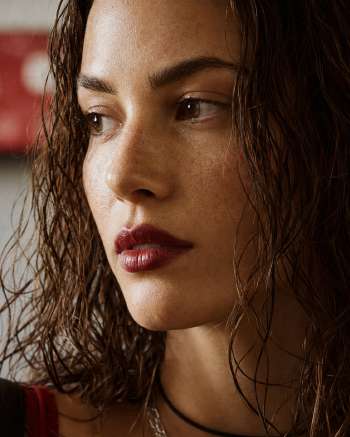 Portrait lifestyle féminin — Zoom : Regard + peau + cheveux mouillés