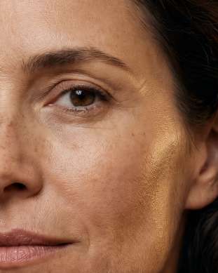 Portrait professionnel d'une femme — Zoom : Œil + joue dorée