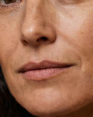 Portrait professionnel d'une femme — Zoom : Lèvres + nez + texture peau