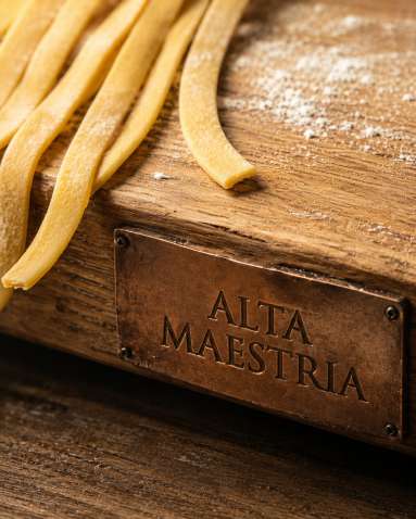 Préparation traditionnelle de pâtes italiennes — Zoom : Plaque bronze "alta maestria" & fettuccine artisanale