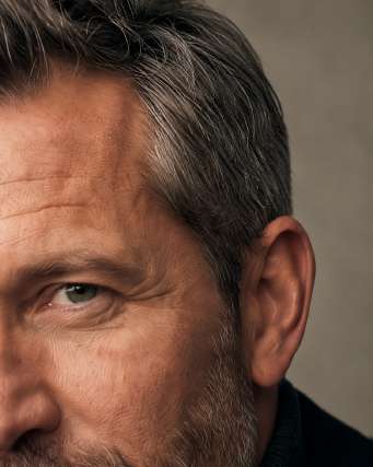 Shooting homme cinquantenaire — Zoom : Œil + cheveux poivre et sel