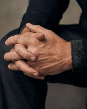 Shooting homme cinquantenaire — Zoom : Mains croisées