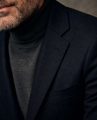 Shooting homme cinquantenaire — Zoom : Veste + col roulé