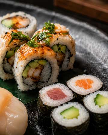 Variété de sushis — Zoom : Dragon roll + maki selection
