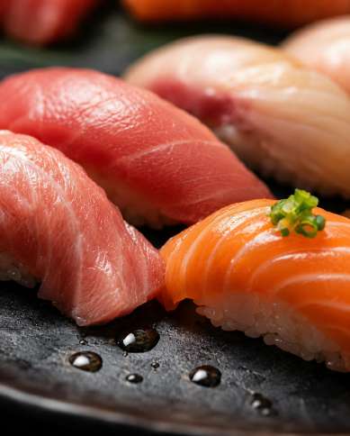 Variété de sushis — Zoom : Otoro nigiri + salmon nigiri