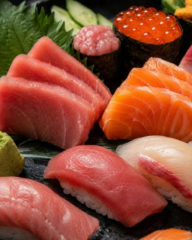 Variété de sushis — Zoom : Otoro sashimi + salmon sashimi + ikura